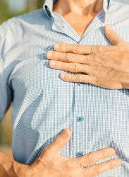 Mann legt sich die Hände auf Brust und Bauch. Foto: Anastasia Shuraeva/pexels