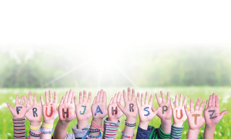 Kinderhände zeigen das Wort „FRÜHJAHRSPUTZ“. Foto: Nelos/AdobeStock