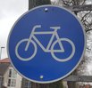 Beschilderung benutzungspflichtiger Radweg, weißes Fahrradpiktogramm auf blauem Hintergrund. Foto: Stadt Oldenburg