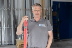 Fliesenlegermeister Stefan Bohlken spart mit seinem digitalen Büro „Zeit, Papier und Nerven“. Foto: Bonnie Bartusch Fliesenlegermeister Stefan Bohlken spart mit seinem digitalen Büro „Zeit, Papier und Nerven“. Foto: Bonnie Bartusch