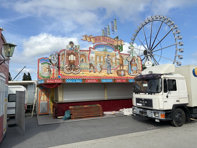 Der Ausschank „Alt Berlin“ beim Aufbau am 26. September 2026. Foto: Stadt Oldenburg