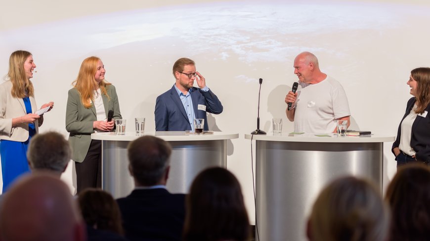 Thorsten Helmerichs Die Teilnehmenden der Podiumsdiskussion im Gespräch mit Moderatorin Greta Stangner (links). Foto: Thorsten Helmerichs