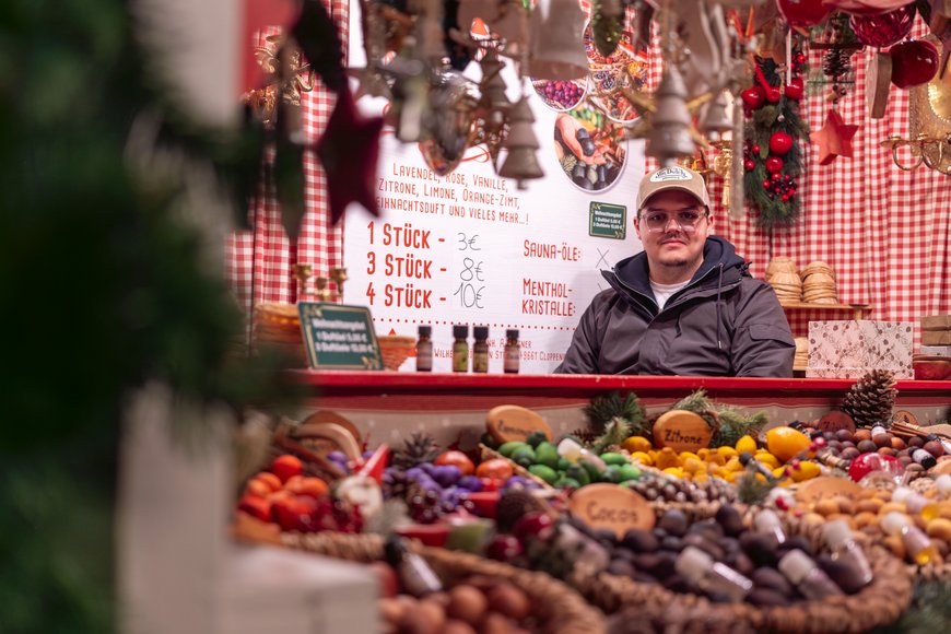 Sascha Stüber Naturdufthölzer und Öle auf dem Lamberti-Markt 2025. Foto: Sascha Stüber