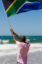 Mann mit Flagge. Foto: Michael Jung/Fotolia.com