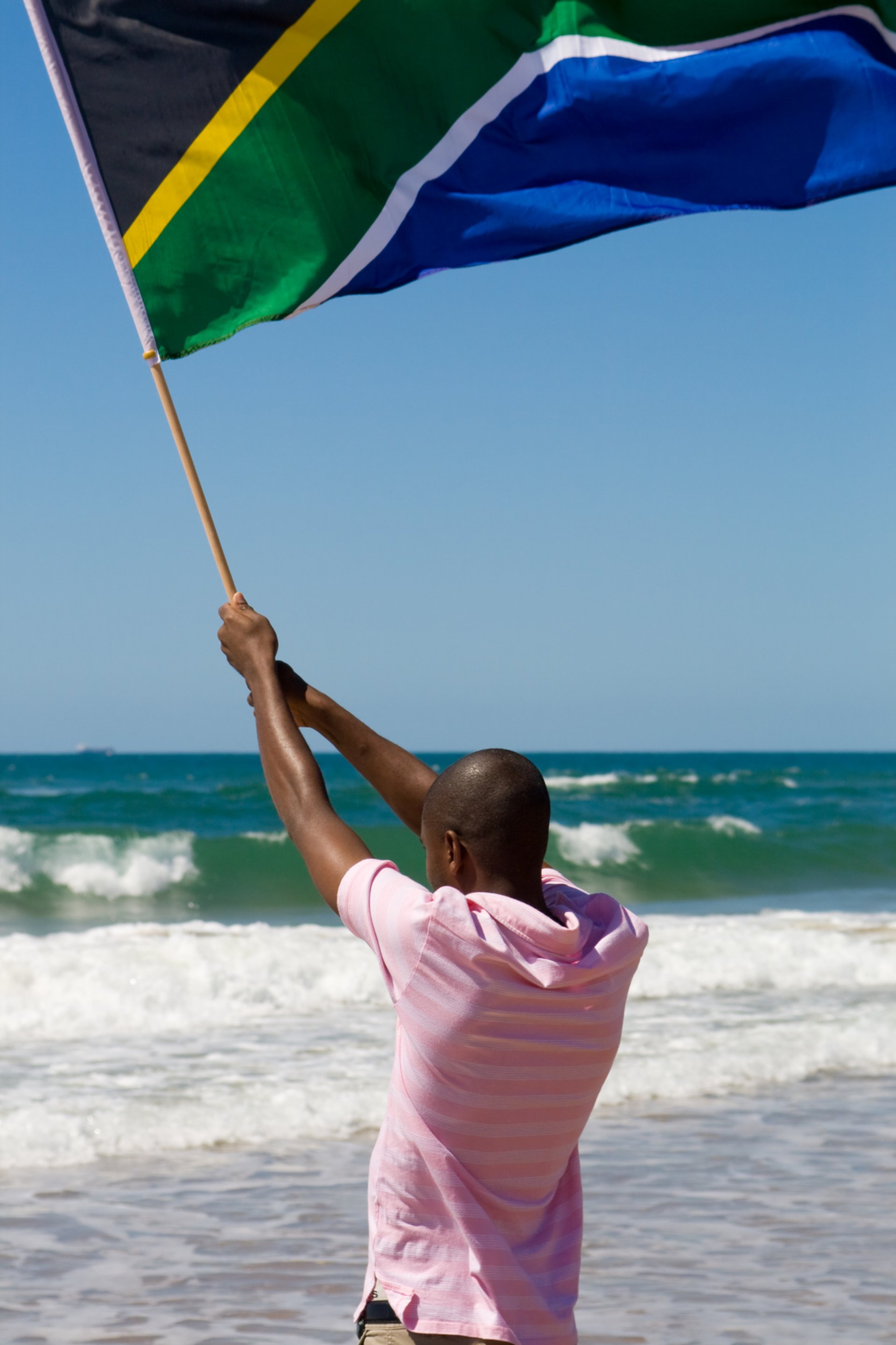 Mann mit Flagge. Foto: Michael Jung/Fotolia.com