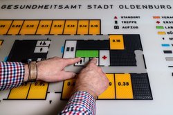 Hände befühlen einen blindengerechten Gebäudeplan. Foto: Izabela Mittwollen Hände befühlen einen blindengerechten Gebäudeplan. Foto: Izabela Mittwollen