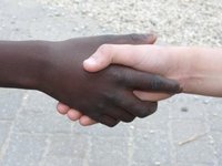 Black and white Hands. Picture: Dieter Schütz/Pixelio.de