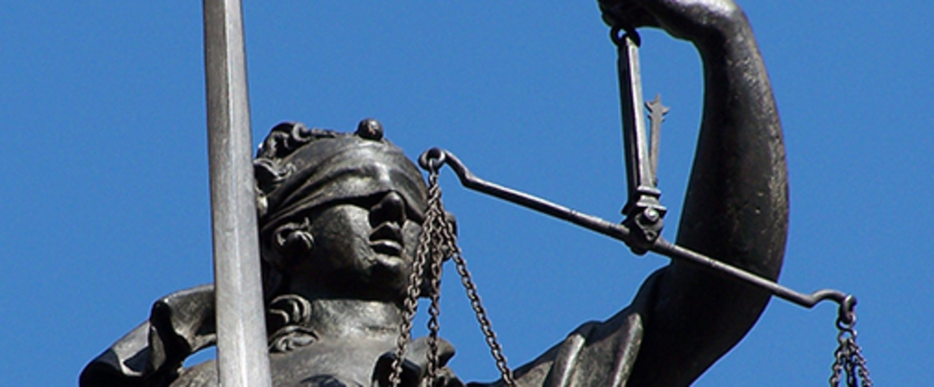 Justizia vor blauem Himmel. Foto: HHS/Pixelio.de