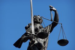 Justizia vor blauem Himmel. Foto: HHS/Pixelio.de