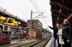 Beobachten den Fortschritt der Sanierungsarbeiten auf dem gegenüberliegenden Bahnsteig 5 und 6 (von links): Hilke Kleen vom Team Denkmalschutz, Stadtbaurätin Christine-Petra Schacht und DB-Projektleiter Felix Burckhardt. Foto: Sascha Stüber
