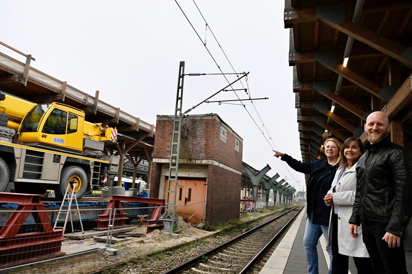 Beobachten den Fortschritt der Sanierungsarbeiten auf dem gegenüberliegenden Bahnsteig 5 und 6 (von links): Hilke Kleen vom Team Denkmalschutz, Stadtbaurätin Christine-Petra Schacht und DB-Projektleiter Felix Burckhardt. Foto: Sascha Stüber