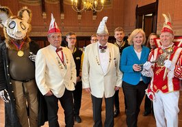Bürgermeisterin Petra Averbeck (1. Reihe, 2. von rechts) empfing die Jeckinnen und Jecken des Karnevalsvereins Blau-Rot Oldenburg rund um Präsident Geert Haase (Mitte) im Alten Rathaus. Foto: Stadt Oldenburg