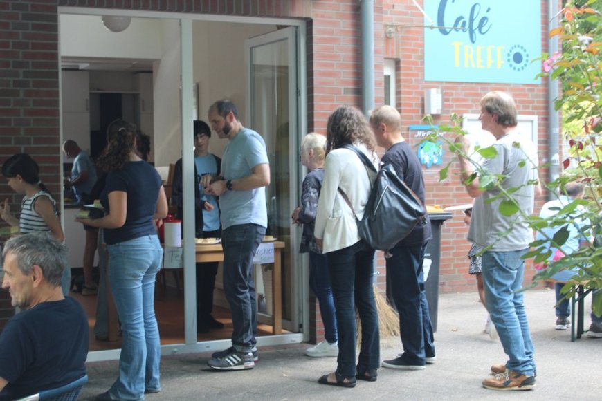 Kaffee- und Kuchenverkauf durch die Jugendfreizeitstätte "Offene Tür". Foto: Sonja Deuling