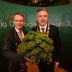 Vorschau: Daniel Günther (links) gemeinsam mit Oberbürgermeister Jürgen Krogmann beim „Defftig Ollnborger Gröönkohl-Äten“ in Berlin. Foto: Torsten von Reeken