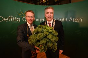 Daniel Günther (links) gemeinsam mit Oberbürgermeister Jürgen Krogmann beim „Defftig Ollnborger Gröönkohl-Äten“ in Berlin. Foto: Torsten von Reeken
