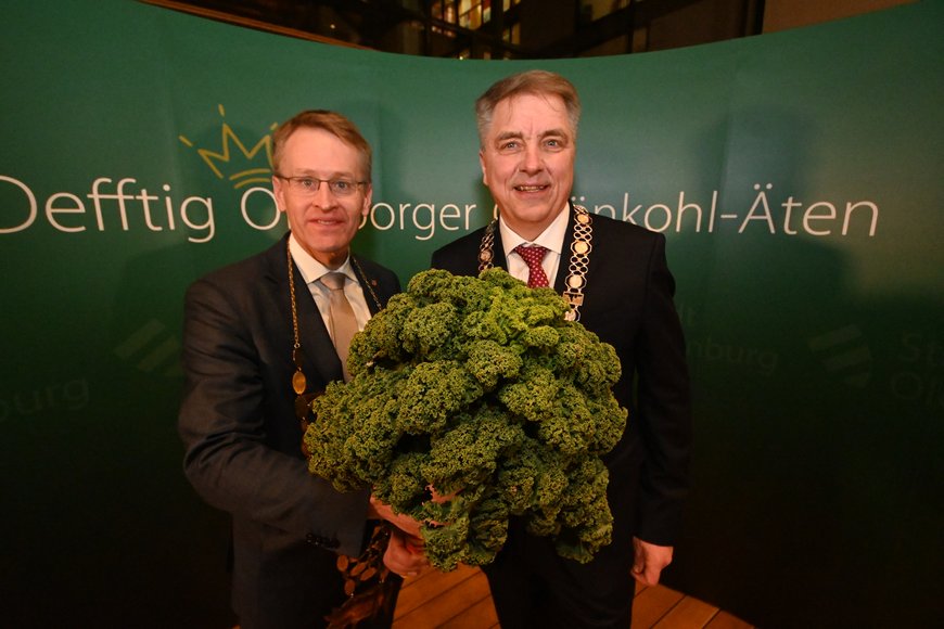 Daniel Günther (links) gemeinsam mit Oberbürgermeister Jürgen Krogmann beim „Defftig Ollnborger Gröönkohl-Äten“ in Berlin. Foto: Torsten von Reeken