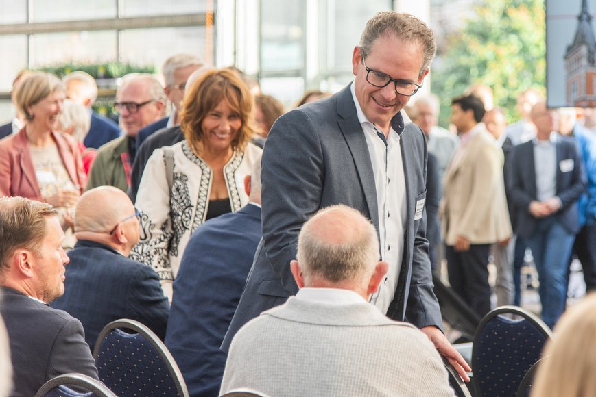 Für den offiziellen Teil geht‘s in das Gartenhaus. Foto: Imke Folkerts