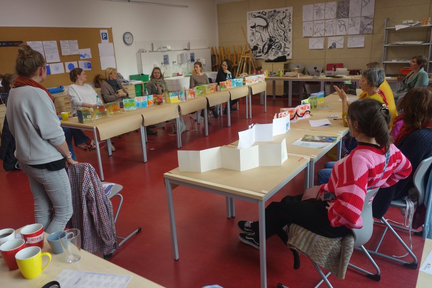 Teilnehmende bei der Vorstellung ihrer Arbeitsergebnisse. Foto: Stadt Oldenburg