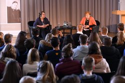Prof. Dr. Sabine Doering und Prof. Dr. Deborah Lipstadt im Gespräch mit Schülerinnen und Schülern aus Oldenburg. Foto: Jörg Hemmen