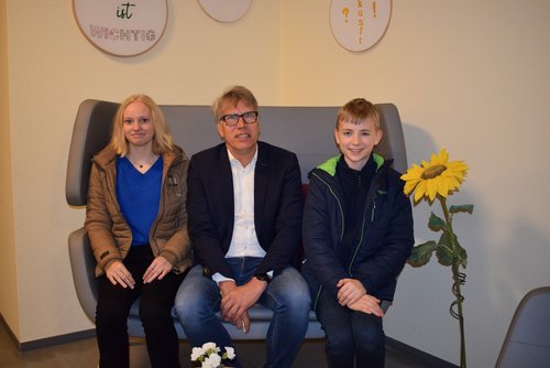 Svantje und Jakub interviewten bei ihrem Zukunftstag im Pressebüro Matthias Welp, den Leiter des Amtes für Schule und Bildung. Foto: Stadt Oldenburg