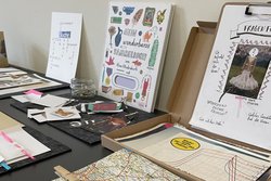 Materialtisch beim Workshop "It‘s a match! Wort und Bild" von Paula Steiner. Foto: Stadt Oldenburg