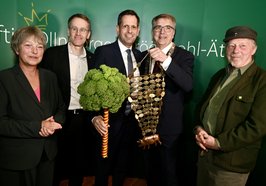 Olaf Lies, Ministerpräsident des Landes Niedersachsen, ist neuer Grünkohlkönig. Von links: Hanna Naber, Daniel Günther, Olaf Lies, Jürgen Krogmann und Günther, der Treckerfahrer. Foto: Torsten von Reeken