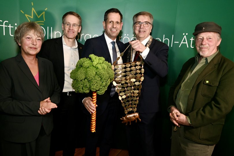 Olaf Lies, Ministerpräsident des Landes Niedersachsen, ist neuer Grünkohlkönig. Von links: Hanna Naber, Daniel Günther, Olaf Lies, Jürgen Krogmann und Günther, der Treckerfahrer. Foto: Torsten von Reeken