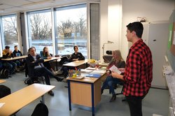 Oberbürgermeister Jürgen Krogmann sitzt mit Schülerinnen und Schülern im Klassenraum. Foto: Oberschule Ofenerdiek