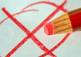 Roter Buntstift mal ein rotes Kreuz. Foto: ulleo/Pixabay
