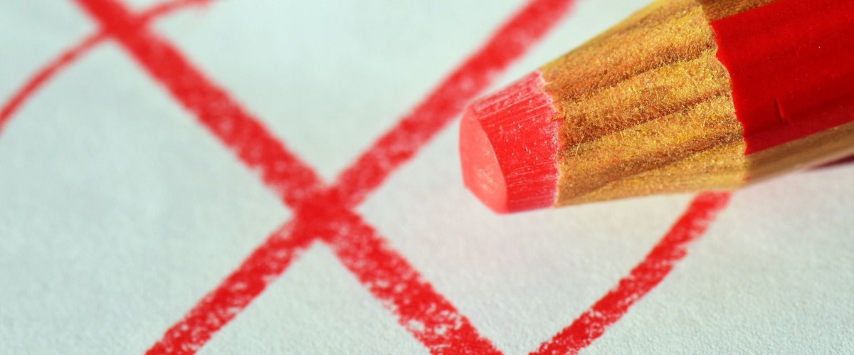 Roter Buntstift mal ein rotes Kreuz. Foto: ulleo/Pixabay