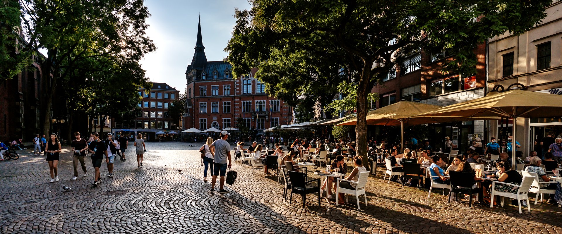Das Bild zeigt den gut besuchten Rathausmarktplatz in der Oldenburger Innenstadt. Foto: Mittwollen & Gradetchliev