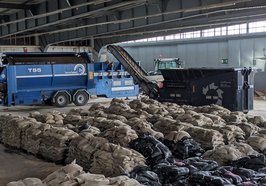 Rund 36.000 Sandsäcke werden zunächst geschreddert, in einem zweiten Schritt werden Sand und Sackmaterial voneinander getrennt. Foto: Feuerwehr Oldenburg