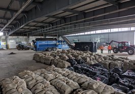Rund 36.000 Sandsäcke werden zunächst geschreddert, in einem zweiten Schritt werden Sand und Sackmaterial voneinander getrennt. Foto: Feuerwehr Oldenburg