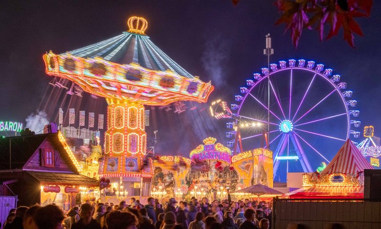 Wellenflug und Riesenrad auf dem Kramermarkt 2024. Foto: Stadt Oldenburg