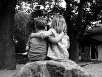 Zwei Kinder die sich umarmen. pixelio.de von S. v. Gehren