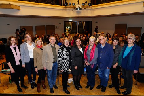 Bürgermeisterin Germaid Eilers-Dörfler (fünfte v.l.) hat heute im PFL den Fachtag zu häuslicher Gewalt eröffnet. Zu den Teilnehmenden gehörten Melanie Blinzler (Geschäftsführerin Präventionsrat Oldenburg), Kerstin Weber (Verein Konfliktschlichtung e.V.), Stefanie Brinkmann-Gerdes (GSG Oldenburg), Eckard Wache (1. Vorsitzender des Präventionsrates und Leiter der Polizeiinspektion Oldenburg/Landkreis Ammerland), Tanja Fauth-Engel (Richterin am Amtsgericht Saarbrücken), Dr. Susanne Heynen (Jugendsamtsleiterin Stuttgart), Prof. Dr. Ludwig Salgo (Goethe Universität Frankfurt am Main), Anja Kröber (Frauenhaus) und Renate Vossler (stv. Gleichstellungsbeauftragte, Stadt Oldenburg). Foto: Sascha Stüber