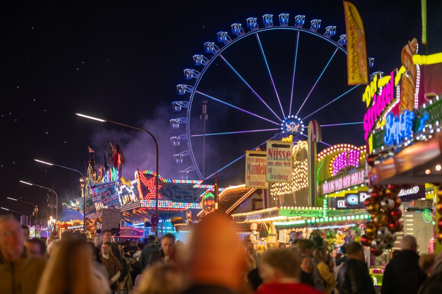Blick in Richtung Riesenrad auf dem Kramermarkt 2025. Foto: Sascha Stüber