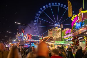 Blick in Richtung Riesenrad auf dem Kramermarkt 2025. Foto: Sascha Stüber