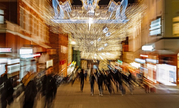Besucherinnen und Besucher in der weihnachtlich geschmückten Oldenburger Innenstadt. Foto: Mittwollen & Gradetchliev