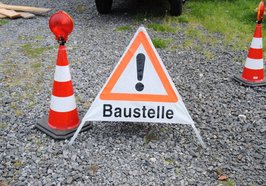 Baustellenschild mit zwei Pylonen. Foto: Ulrike Karow/Pixelio