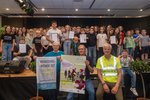 Jürgen Pieper, Vorstand VCD Oldenburg, Edgar Knapp, RUZ Oldenburg und Klaus Fuhrken, stellvertretender Vorsitzender ADFC Oldenburg zusammen mit den Gewinnerklassen bei der Abschlussveranstaltung des Wettbewerbs „FahrRad!“ in Oldenburg. Foto: Sascha Stüber