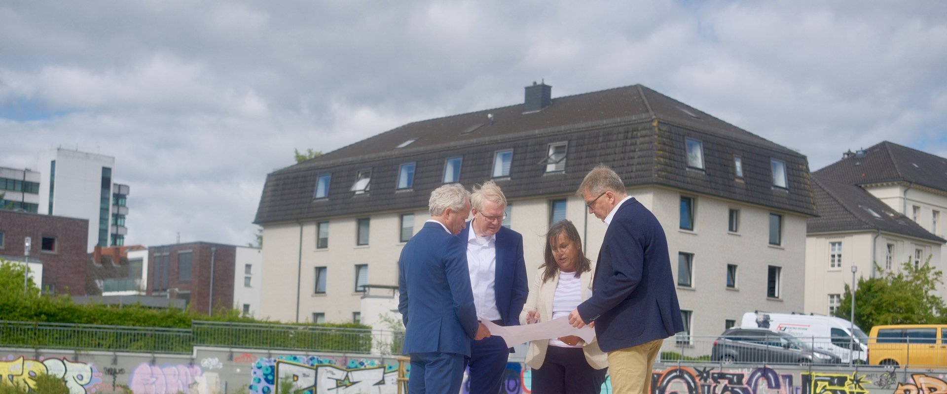 Von links: Ralph Wilken (Wirtschaftsförderung), Nikolaus Jansen (Amt für regionale Landesentwicklung Weser-Ems), Stadtbaurätin Christina-Petra Schacht und Oberbürgermeister Jürgen Krogmann sprechen vor Ort über die Pläne für die Freizeitfläche an der 91er-Straße. Foto: Sascha Stüber