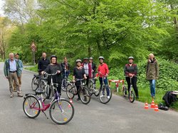 Teilnehmende der integrativen Radfahrschule des Stadtteiltreffs Kreyenbrück und des DSC Oldenburg. Foto: Stadt Oldenburg