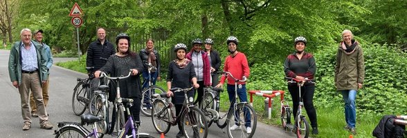 Teilnehmende der integrativen Radfahrschule des Stadtteiltreffs Kreyenbrück und des DSC Oldenburg. Foto: Stadt Oldenburg