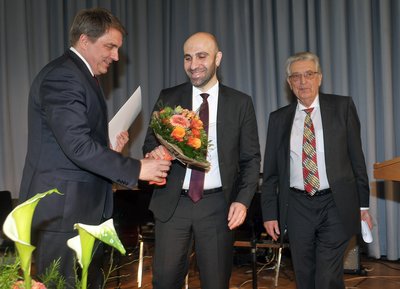 Das Überreichen der Urkunde. Von links nach rechts: Oberbürgermeister Jürgen Krogmann, Ahmad Mansour, Bundesminister a. D. Gerhart R. Baum. Foto: Peter Kreier.