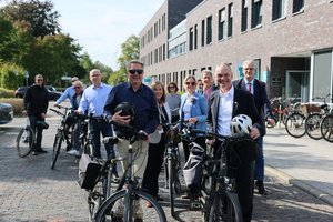 Angeführt von Oberbürgermeister Jürgen Krogmann und Universitätspräsident Prof. Dr. Ralph Bruder und bei bestem Wetter starteten Vertreterinnen und Vertreter von Stadt und Universität zur gemeinsamen Radtour durch die Wissenschaftsstadt. Foto: Sasch Angeführt von Oberbürgermeister Jürgen Krogmann und Universitätspräsident Prof. Dr. Ralph Bruder und bei bestem Wetter starteten Vertreterinnen und Vertreter von Stadt und Universität zur gemeinsamen Radtour durch die Wissenschaftsstadt. Foto: Sascha Stüber