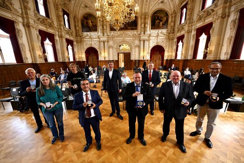 Feierliche Übergabe: Die Geehrten des ersten Durchlaufs der Städtischen Ehrungen mit Oberbürgermeister Jürgen Krogmann. Foto: Sascha Stüber