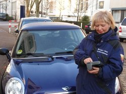 Verkehrskontrolleurin bei der Aufnahme eines Autos. Foto: Stadt Oldenburg