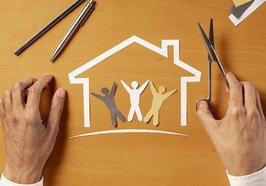 Vogelperspektive von einem Haus mit Personen aus Papier. Foto: Freepik