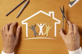 Vogelperspektive von einem Haus mit Personen aus Papier. Foto: Freepik